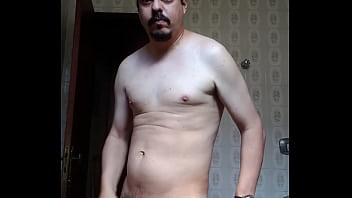 Homem sem camisa se mostrando