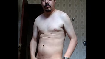 Homem sem camisa se mostrando