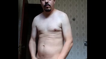 Homem sem camisa se mostrando