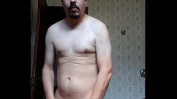 Homem sem camisa se mostrando