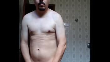 Homem sem camisa se mostrando