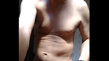 Homem sem camisa se mostrando