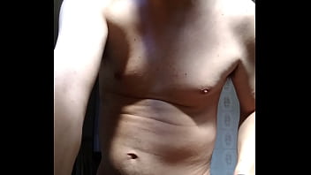 Homem sem camisa se mostrando