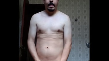 Homem sem camisa se mostrando