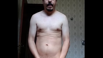 Homem sem camisa se mostrando