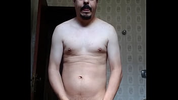 Homem sem camisa se mostrando