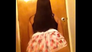 Daniella haciendo twerking