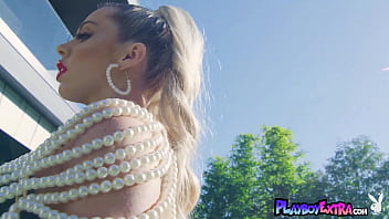 Nude blondie introducing her freshly shaved pussy putdoor