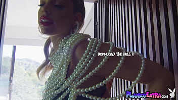 Nude blondie introducing her freshly shaved pussy putdoor