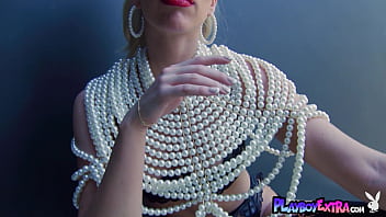 Nude blondie introducing her freshly shaved pussy putdoor