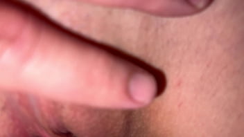 Close up fodendo a buceta com o pequeno clitóris inchado de tesão