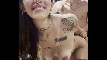 Me follo la puta de la hermana di mi amigo en el vestuario