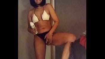 Babby sitter sĥaves pussy and masturbates