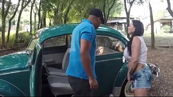 Rolê de fusca azul com o dotado