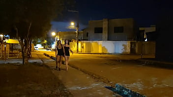 Encontrei duas gostosas na rua de vestidos curtos com plugs anal no cu e chamei la pra casa