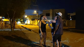 Encontrei duas gostosas na rua de vestidos curtos com plugs anal no cu e chamei la pra casa