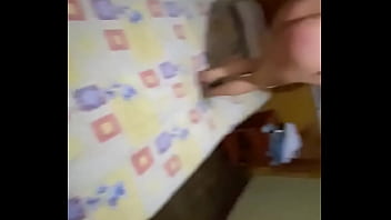 Antes de follarmela le dejó el trasero rojo