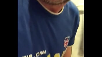 Je Décule Plein De Jus Dans Les Toilettes Fier D’être Une Pute thumbnail