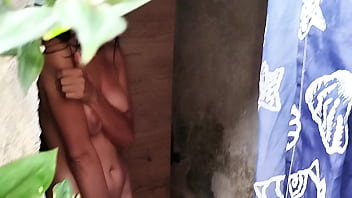 Abby recibe un baño caliente