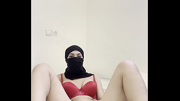 Niqab hijab arab girl masturbates pussy play clit rub erotic muslim solo fantasy