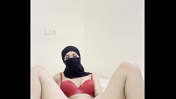 Niqab hijab arab girl masturbates pussy play clit rub erotic muslim solo fantasy