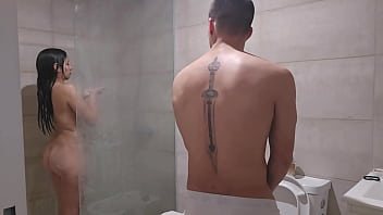 Le escondo la toalla a mi hermanastra solo como pretexto para cojerla rico