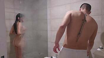 Le escondo la toalla a mi hermanastra solo como pretexto para cojerla rico