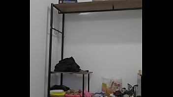 Arrumando o quarto e fazendo live de shorts curtinho pra mostrar bem a minha raba