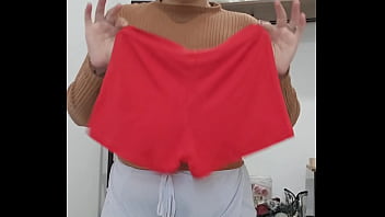 Arrumando o quarto e fazendo live de shorts curtinho pra mostrar bem a minha raba