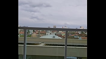 Arrumando o quarto e fazendo live de shorts curtinho pra mostrar bem a minha raba