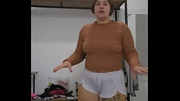 Arrumando o quarto e fazendo live de shorts curtinho pra mostrar bem a minha raba