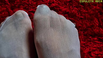 Gigante cruel ordenando seu pequeno e misero homem a cheirar a buceta dela