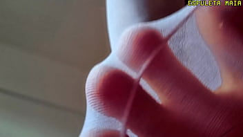 Gigante cruel ordenando seu pequeno e misero homem a cheirar a buceta dela