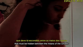 Gigante cruel ordenando seu pequeno e misero homem a cheirar a buceta dela