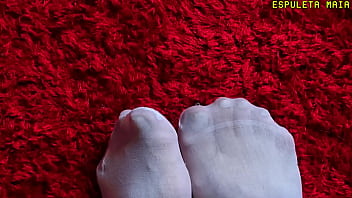 Gigante cruel ordenando seu pequeno e misero homem a cheirar a buceta dela