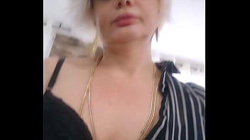 Cc toi je suis sofy une vrais amatrice qui aime le sexe une milf mature qui