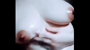 Ella se acaricia las tetas en el baño