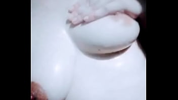 Ella se acaricia las tetas en el baño