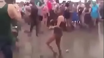 Hombres dandole duro al piso