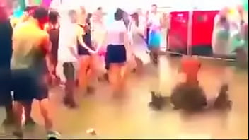 Hombres dandole duro al piso