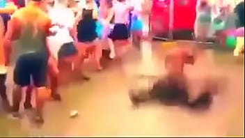 Hombres dandole duro al piso