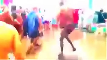 Hombres Dandole Duro Al Piso thumbnail