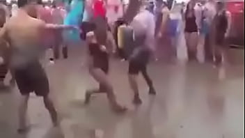 Hombres dandole duro al piso