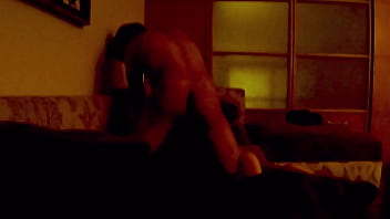 La hago gemir en la cama y en el sofa clip