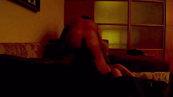 La hago gemir en la cama y en el sofa clip