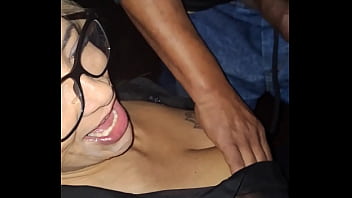 Meu marido me levou novamente no cinema porno porque queria ver novos machos esporrando na minha cara e boca e eu adorei de novo