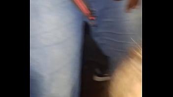 Meu marido me levou novamente no cinema porno porque queria ver novos machos esporrando na minha cara e boca e eu adorei de novo