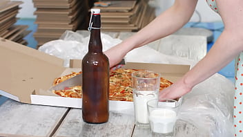 Skinny babe fucking with two brawny guys