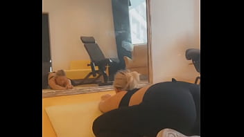 Don’t forget to stretch before and after your workout #yogababe #stretch #weekend #sport