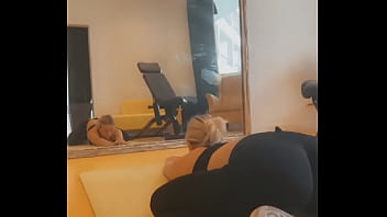 Don’t forget to stretch before and after your workout #yogababe #stretch #weekend #sport